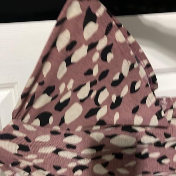 Excellent Condition Boutique Purchased Animal Print Tunic top mauve background - Picture 3 of 5